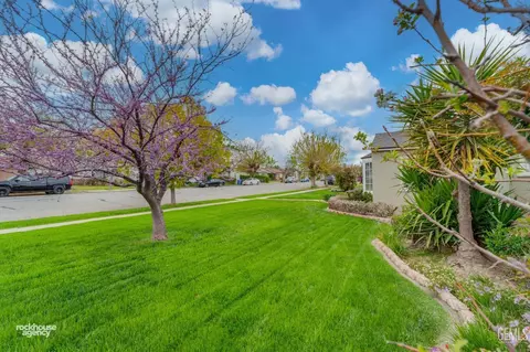 Exterior - 220 E Woodrow St, Taft, CA 93268 photo 5 of 26