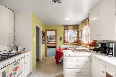 Kitchen - 220 E Woodrow St, Taft, CA 93268 photo 5 of 7