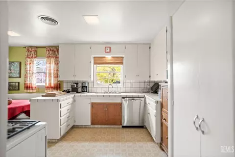 Kitchen - 220 E Woodrow St, Taft, CA 93268 photo 6 of 7