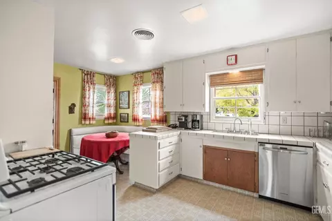 Kitchen - 220 E Woodrow St, Taft, CA 93268 photo 7 of 7