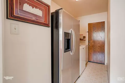 Kitchen - 220 E Woodrow St, Taft, CA 93268 photo 2 of 7