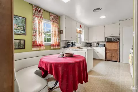 Kitchen - 220 E Woodrow St, Taft, CA 93268 photo 4 of 7