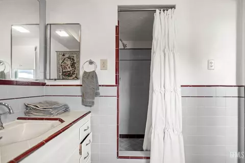 Bath - 220 E Woodrow St, Taft, CA 93268 photo 2 of 3