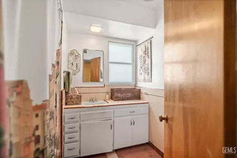 Bath - 220 E Woodrow St, Taft, CA 93268 photo 1 of 3