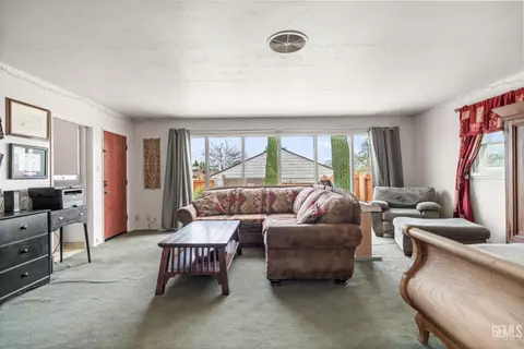 Living - 220 E Woodrow St, Taft, CA 93268 photo 9 of 9