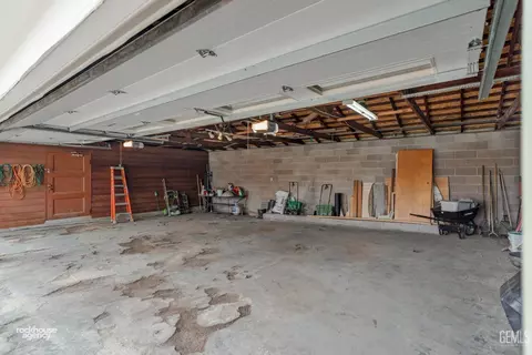 Exterior - 220 E Woodrow St, Taft, CA 93268 photo 12 of 26