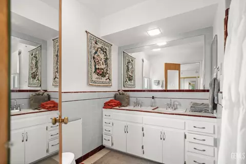 Bath - 220 E Woodrow St, Taft, CA 93268 photo 3 of 3