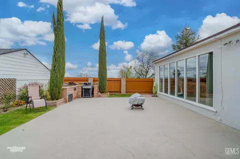 Exterior - 220 E Woodrow St, Taft, CA 93268 photo 9 of 26