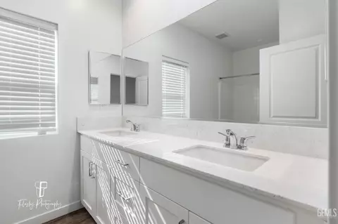 Bath - 7806 Bristol Spring Ave, Bakersfield, CA 93313 photo 1 of 5