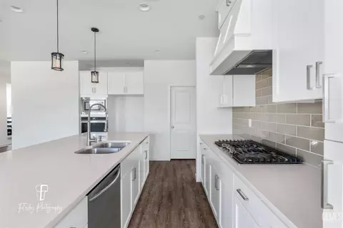 Kitchen - 7806 Bristol Spring Ave, Bakersfield, CA 93313 photo 3 of 4