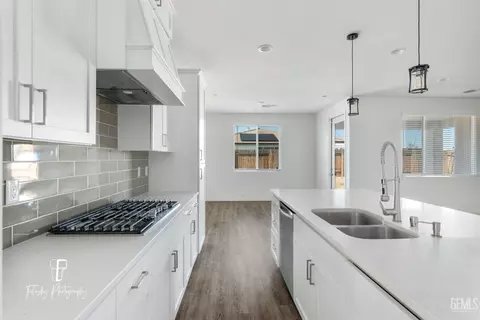 Kitchen - 7806 Bristol Spring Ave, Bakersfield, CA 93313 photo 4 of 4