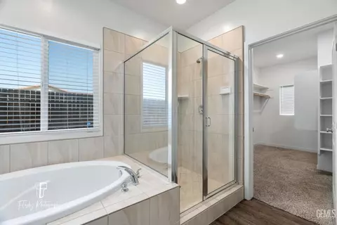 Bath - 7806 Bristol Spring Ave, Bakersfield, CA 93313 photo 4 of 5
