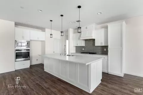 Kitchen - 7806 Bristol Spring Ave, Bakersfield, CA 93313 photo 1 of 4