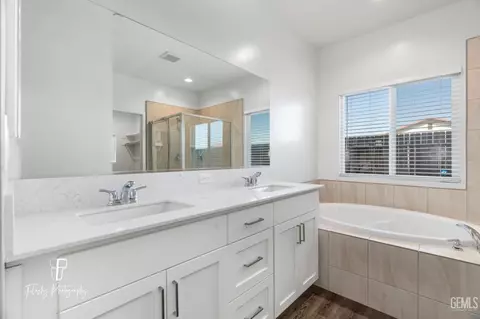 Bath - 7806 Bristol Spring Ave, Bakersfield, CA 93313 photo 3 of 5