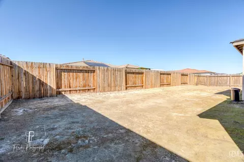 Exterior - 7806 Bristol Spring Ave, Bakersfield, CA 93313 photo 8 of 11