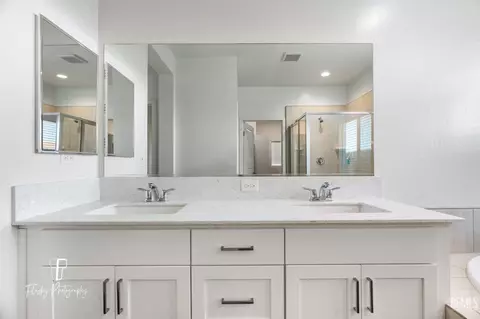 Bath - 7806 Bristol Spring Ave, Bakersfield, CA 93313 photo 5 of 5