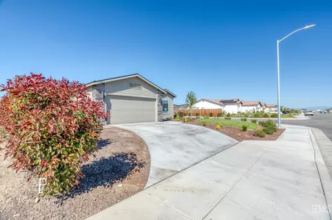 Exterior - 7806 Bristol Spring Ave, Bakersfield, CA 93313 photo 4 of 11