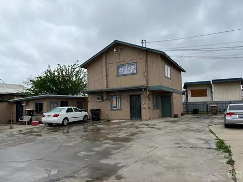 9809 Stobaugh St, Lamont, CA 93241 photo 2