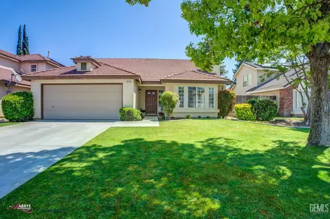 Exterior - 910 Devonshire St, Bakersfield, CA 93312 photo 2 of 17