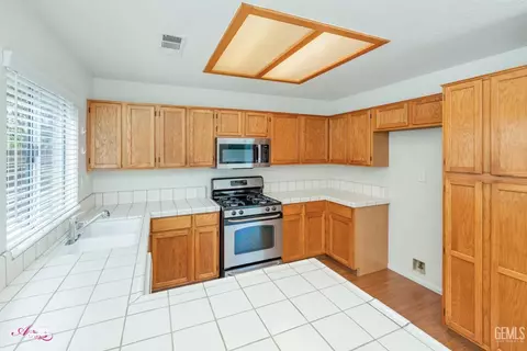 Kitchen - 910 Devonshire St, Bakersfield, CA 93312 photo 4 of 5