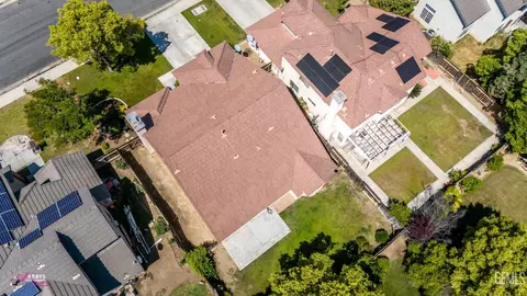 Exterior - 910 Devonshire St, Bakersfield, CA 93312 photo 10 of 17