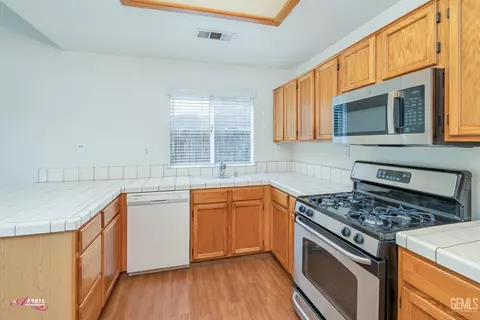 Kitchen - 910 Devonshire St, Bakersfield, CA 93312 photo 2 of 5