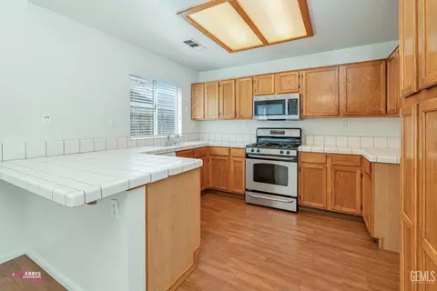 Kitchen - 910 Devonshire St, Bakersfield, CA 93312 photo 1 of 5