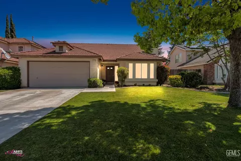 Exterior - 910 Devonshire St, Bakersfield, CA 93312 photo 5 of 17
