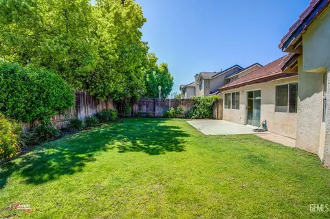 Exterior - 910 Devonshire St, Bakersfield, CA 93312 photo 13 of 17