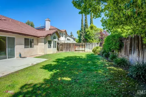 Exterior - 910 Devonshire St, Bakersfield, CA 93312 photo 14 of 17