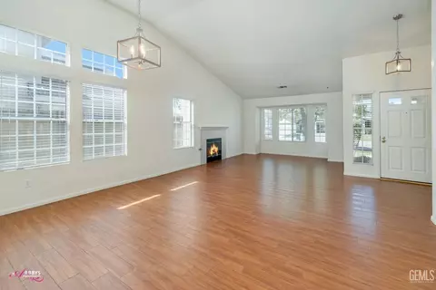 Living - 910 Devonshire St, Bakersfield, CA 93312 photo 1 of 2