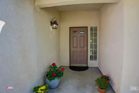 Exterior - 910 Devonshire St, Bakersfield, CA 93312 photo 12 of 17