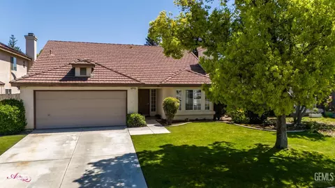 Exterior - 910 Devonshire St, Bakersfield, CA 93312 photo 6 of 17