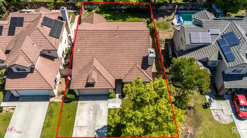 Exterior - 910 Devonshire St, Bakersfield, CA 93312 photo 8 of 17