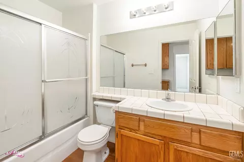 Bath - 910 Devonshire St, Bakersfield, CA 93312 photo 2 of 2