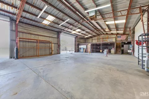 Exterior - 17403 Beech Ave, Shafter, CA 93263 photo 4 of 6