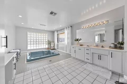 Bath - 17403 Beech Ave, Shafter, CA 93263 photo 1 of 2