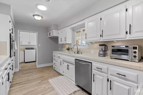 Kitchen - 17403 Beech Ave, Shafter, CA 93263 photo 1 of 2