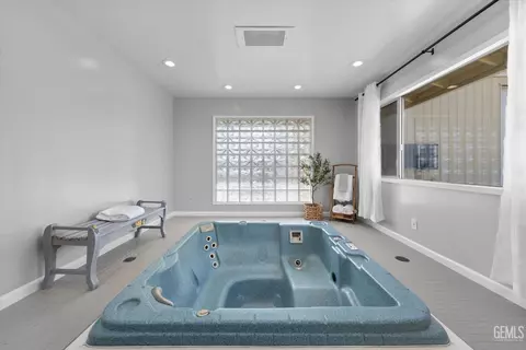 Bath - 17403 Beech Ave, Shafter, CA 93263 photo 2 of 2