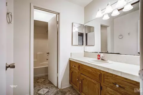 Bath - 4021 Milo Ave, Bakersfield, CA 93313 photo 2 of 4