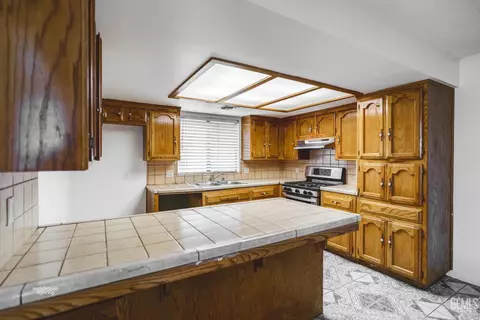 Kitchen - 4021 Milo Ave, Bakersfield, CA 93313 photo 3 of 7