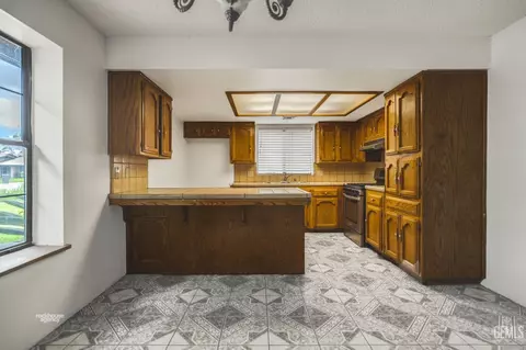 Kitchen - 4021 Milo Ave, Bakersfield, CA 93313 photo 1 of 7