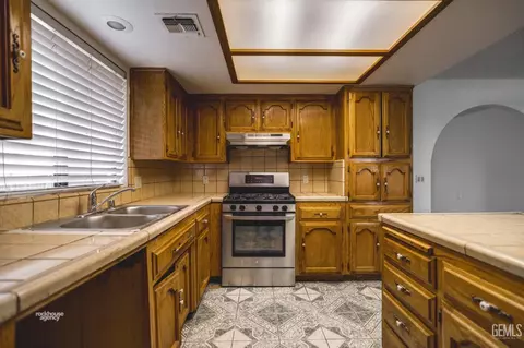 Kitchen - 4021 Milo Ave, Bakersfield, CA 93313 photo 5 of 7