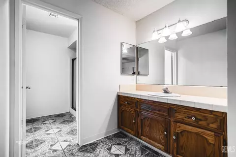 Bath - 4021 Milo Ave, Bakersfield, CA 93313 photo 3 of 4