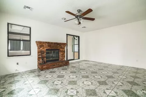 Living - 4021 Milo Ave, Bakersfield, CA 93313 photo 2 of 3