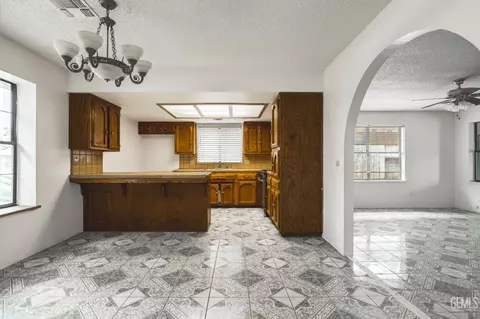 Kitchen - 4021 Milo Ave, Bakersfield, CA 93313 photo 2 of 7