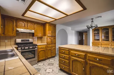 Kitchen - 4021 Milo Ave, Bakersfield, CA 93313 photo 6 of 7