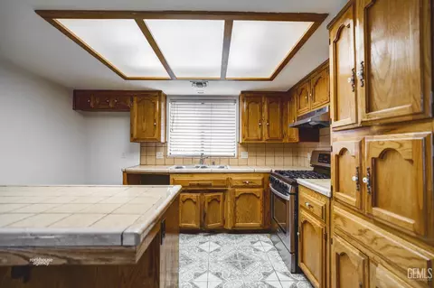 Kitchen - 4021 Milo Ave, Bakersfield, CA 93313 photo 4 of 7