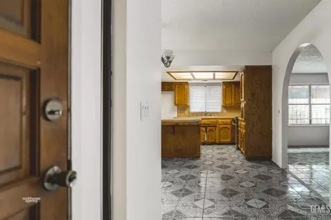 Entry Way - 4021 Milo Ave, Bakersfield, CA 93313 photo 1 of 2