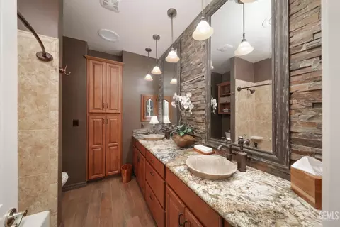 Bath - 15831 Johnson Rd, Bakersfield, CA 93314 photo 4 of 5